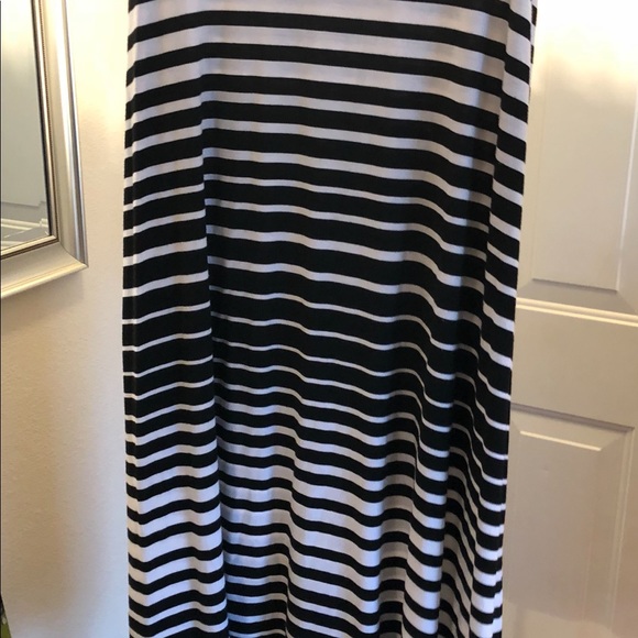 Black and white skirt - Picture 1 of 4